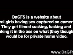 Девчонка в маскарадном костюме отсасывает и дрочит парню член