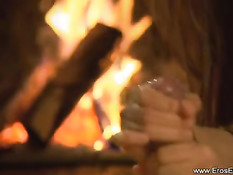 Опытная девушка при помощи рук и рта довела до семяизвержения