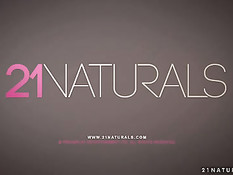 Молодая Blue Angel подрочила ногами и получила сперму на ступни