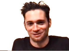 Бородатые голубые любовники целовались и трахались на кровати