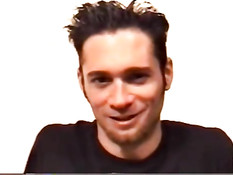 Бородатые голубые любовники целовались и трахались на кровати