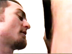 Бородатые голубые любовники целовались и трахались на кровати