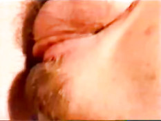 Бородатые голубые любовники целовались и трахались на кровати