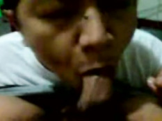 Азиатский гей крупным планом отсасывает хуй в любительском порно