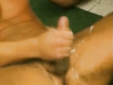 Два спортивных гея решили заняться анальным сексом в бассейне