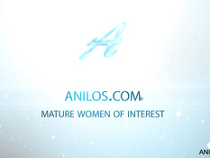 Взрослая дама Mahina Zaltana на кровати ебёт себя фаллоимитатором