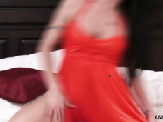 Взрослая дама Mahina Zaltana на кровати ебёт себя фаллоимитатором