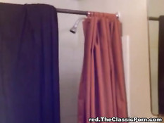 Зрелая женщина в ванной занимается любовью с молодым парнем