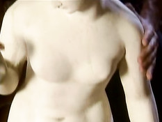 Мускулистая немецкая зрелая женщина трахается с двумя парнями