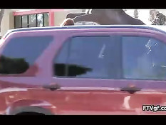 Девка в короткой юбке Elle Alexandra гуляет по городу без трусиков