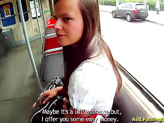 Чешская девушка сосёт член и трахается за автобусной остановкой