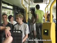 Грудастая брюнетка Laura Lion трахается в переполненном автобусе