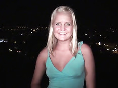 Весёлая блондиночка раздевается на ночной улице и ласкает киску