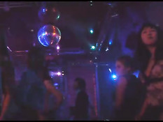 Девушка в туалете ночного клуба дрочит просунутые в дырки члены