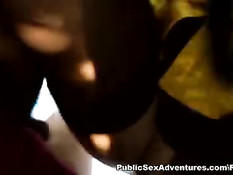 Брюнетка согласилась показать грудь и отсосать на свежем воздухе