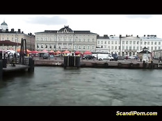 Юные блондинки высадились с парнем на остров и занялись сексом