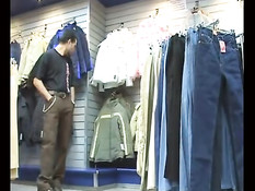 Молодая русская брюнетка ебётся с парнем в примерочной магазина