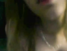 Молодая модель в очках исполняет все сексуальные желания ребят