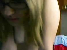 Молодая модель в очках исполняет все сексуальные желания ребят