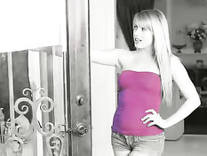 Блондинка Lexi Belle привела парня в спальню и залезла на его член