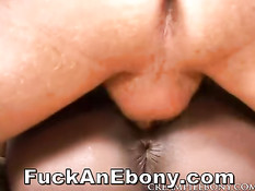 Жопастая чёрная тёлка с большой грудью ублажает белого мужчину