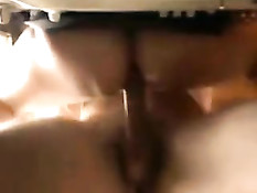 Любительница теребит бритую киску и трахается со своим приятелем