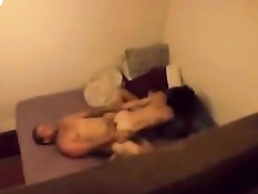 Скрытая камера снимает секс парня с девушкой с маленькой грудью