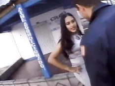 Латинская девушка делает минет и трахается с опытным любовником