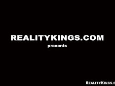 Грудастая Angel Rain делает мужчине минет и трахается на кровати