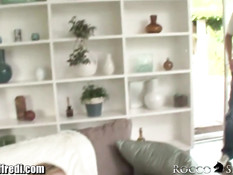 Мужчина трахает двух сексуальных девчонок Nicole Ray и Amia Miley