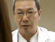 Похотливый азиатский врач оттрахал свою молоденькую пациентку