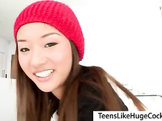 Симпатичная азиатская девка Alina Li отсосала член и встала раком