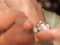 Молоко брызгает из больших сосков грудастой азиатской девчонки