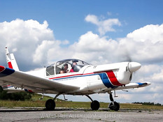 Грудастая девчонка Connie Carter мастурбирует на крыле самолёта