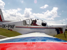 Грудастая девчонка Connie Carter мастурбирует на крыле самолёта