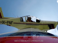 Грудастая девчонка Connie Carter мастурбирует на крыле самолёта