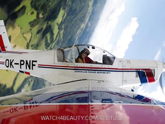 Грудастая девчонка Connie Carter мастурбирует на крыле самолёта