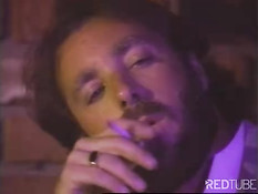 Кудрявая женщина с большой грудью ебётся на бильярдном столе