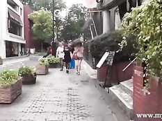 Симпатичная японская подружка лижет соски и трахается с парнем