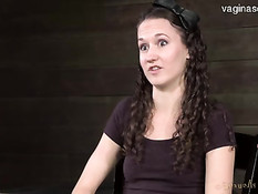 Девка в наручниках делает глубокий минет и ебётся с мужиком раком