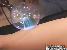 Мужик привязал к столу голую девку и пытал электрическим током