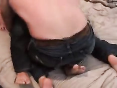 Два голубых любовника делают минет на кровати и дрочат в душе