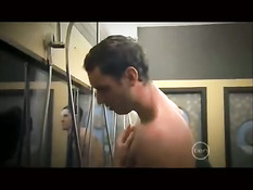 Молодой эксгибиционист шокирует народ своим обнажённым видом