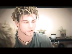 Молодой эксгибиционист шокирует народ своим обнажённым видом