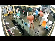 Молодой эксгибиционист шокирует народ своим обнажённым видом