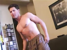 Молодой голубой парень намазывает пенис смазкой и мастурбирует