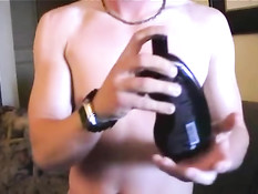 Молодой голубой парень намазывает пенис смазкой и мастурбирует