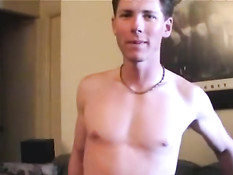 Молодой голубой парень намазывает пенис смазкой и мастурбирует