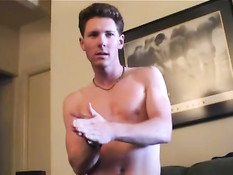 Молодой голубой парень намазывает пенис смазкой и мастурбирует