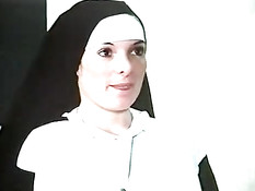 Похотливые монашки занимаются групповым сексом в ретро порно